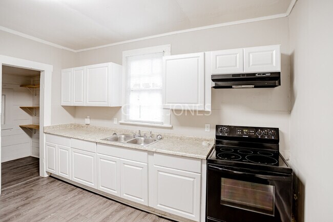 Building Photo - 4310 3rd Ave