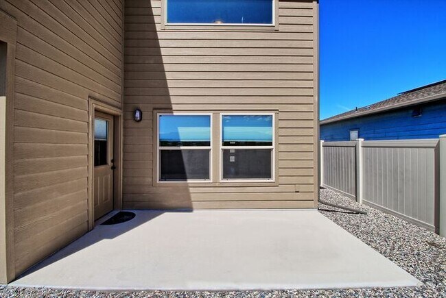 Building Photo - Modern 3 Bedroom 3 Bath Townhome in New Construction Neighborhood