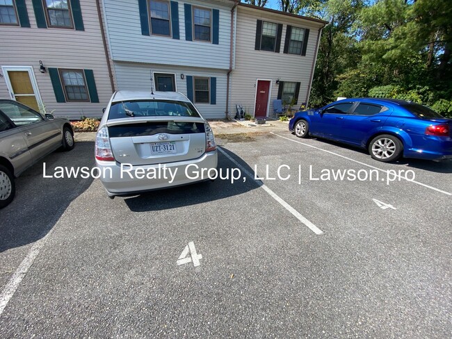 Building Photo - Two Bedroom Townhome in Cloverdale