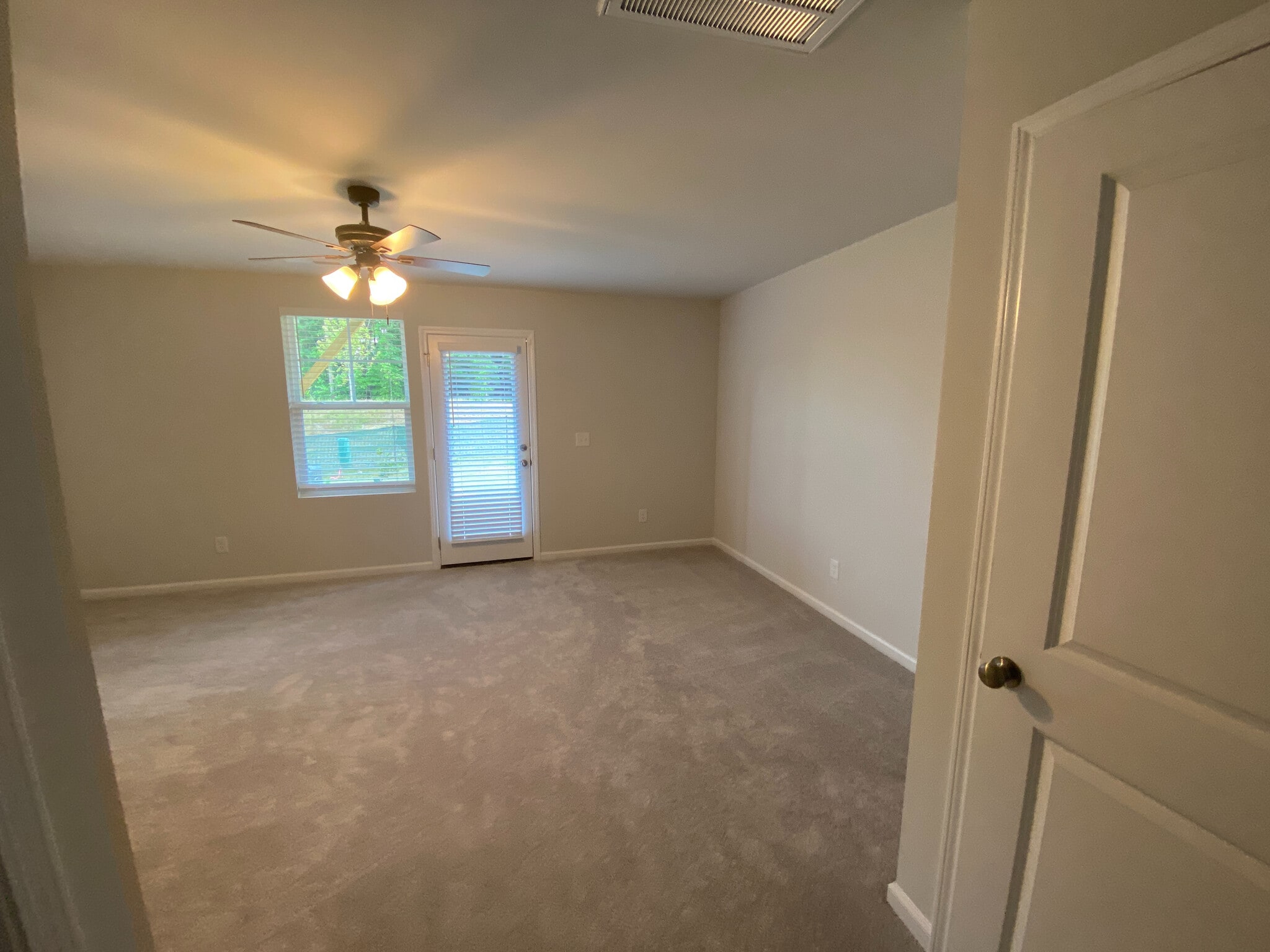 Building Photo - Room in Townhome on Southern Magnolia Dr