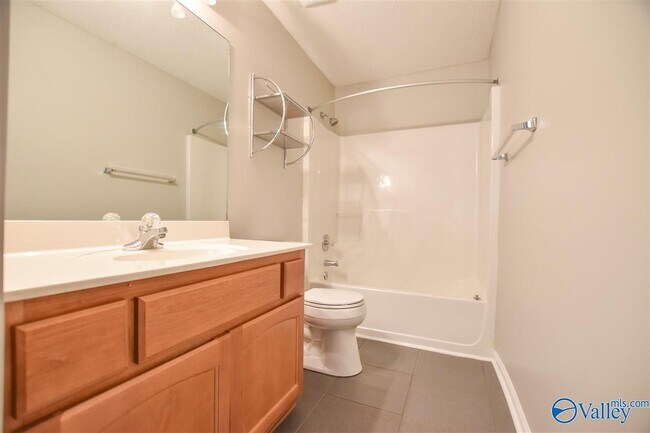 Building Photo - 2542 Bonnie Oaks Dr SW