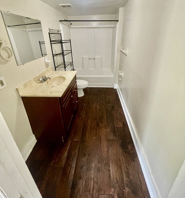 Building Photo - 952 Strouse Ave