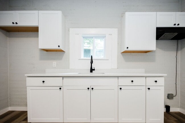 Building Photo - Move-in special: 50% off 1st month's rent – Newly Renovated 2 Bedroom Home!