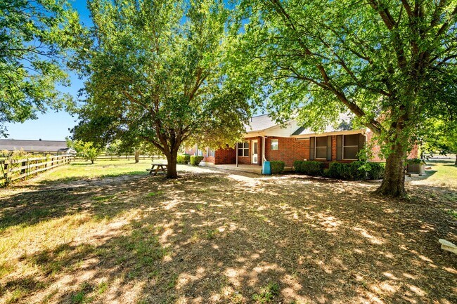 Building Photo - 800 Oak Ln Dr