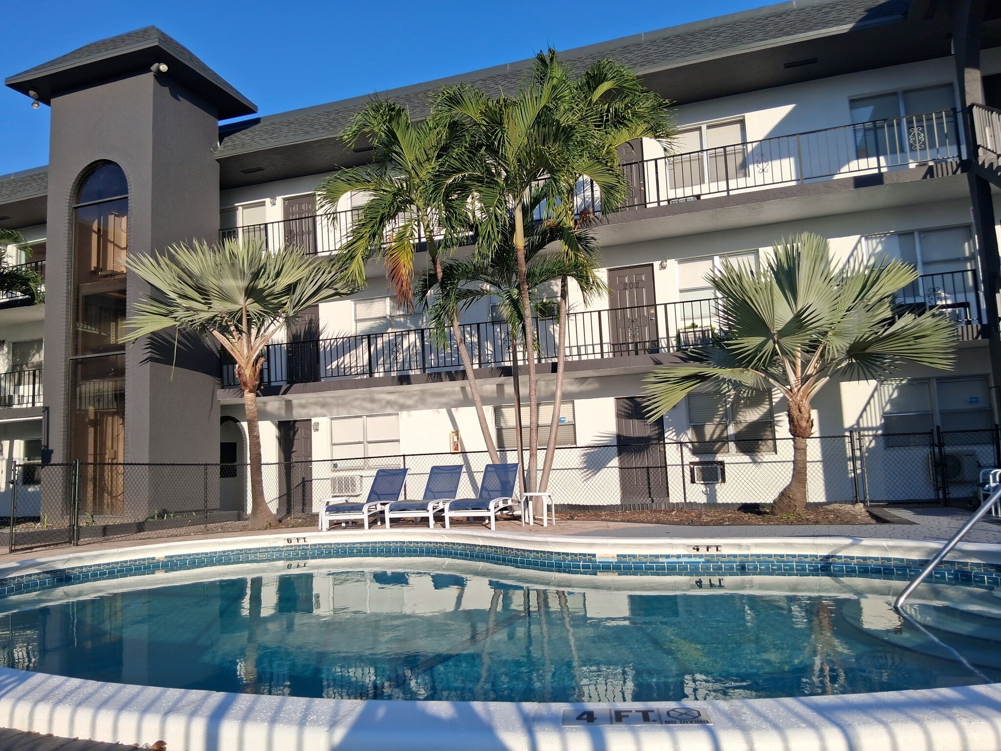 Building Photo - 1100 NE 9th Ave