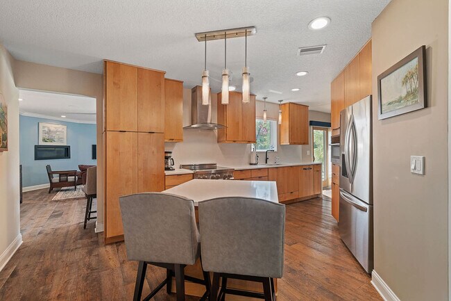 Building Photo - 430 Arricola Ave