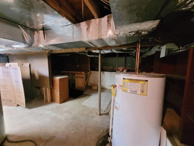 Building Photo - Tri level 3b2b home for rent with fenced i...