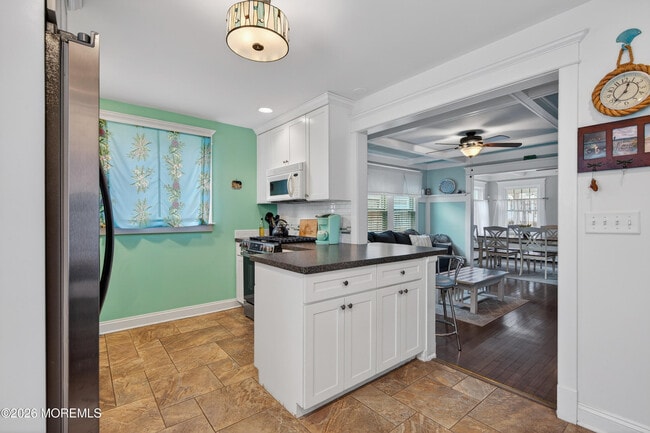 Building Photo - 211 Lareine Ave