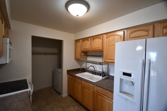 Building Photo - 3 bed 2 bath home in Mesa $1850 per mo plus fees Large Lot