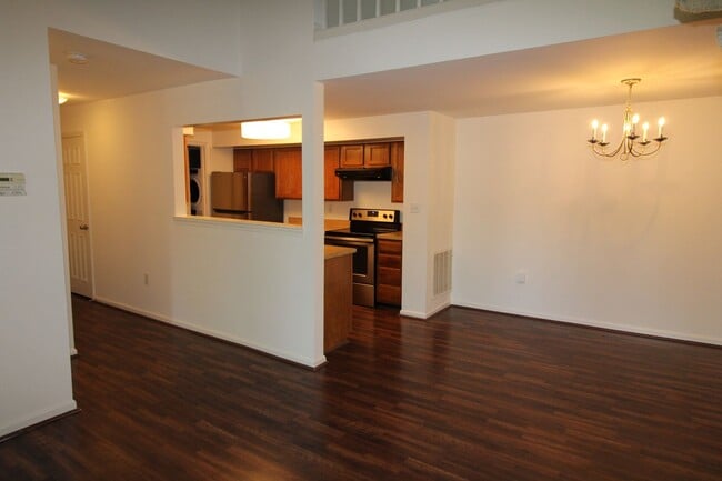 Building Photo - Very well maintained 2-bedroom 2-bath cond...