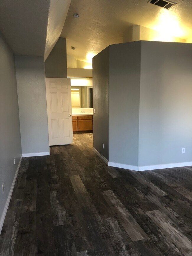 Building Photo - 3 bedroom 2 bathroom Home in Silver Lakes!...