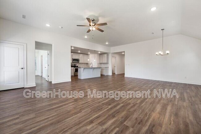 Building Photo - 710 W Jillian St
