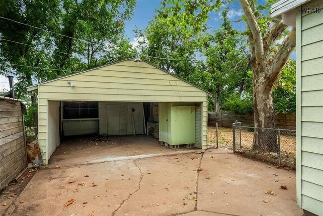 Building Photo - 523 W Inwood Dr