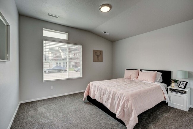 Building Photo - 4 bed 2 bath home for rent