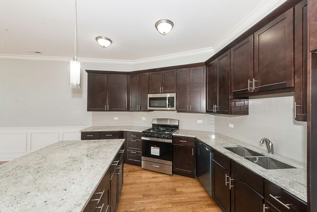 Building Photo - 520 N Western Ave