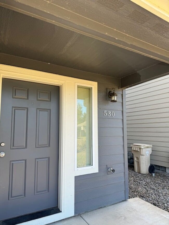 Building Photo - 2 Bedroom Townhouse with a fenced backyard!