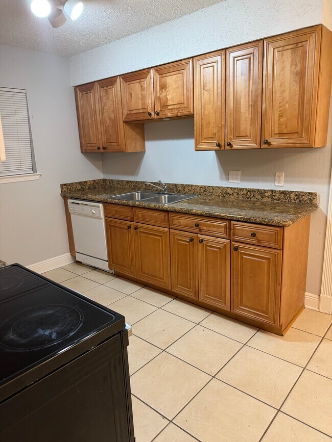 Building Photo - 557 Esplanade St