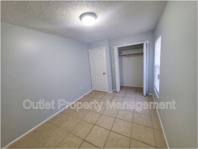 Building Photo - 1705 Ridgewood Ln