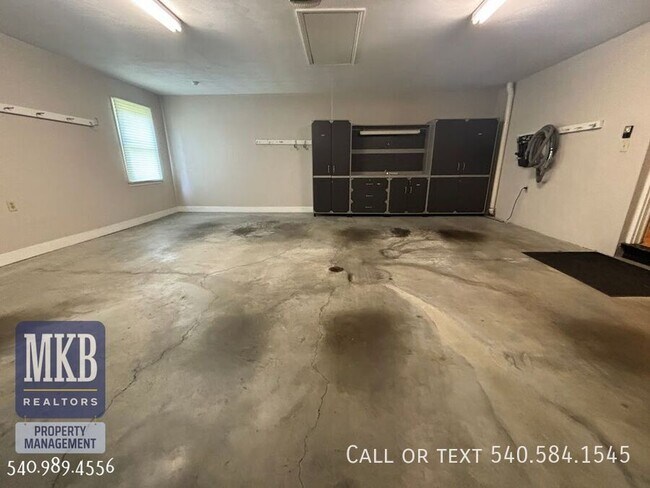 Building Photo - 5175 Lakeland Dr