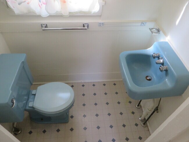 Building Photo - Large Three Bedroom, 1.5 Bathroom Home hal...