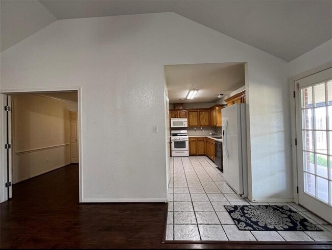 Building Photo - 825 Manor Dr