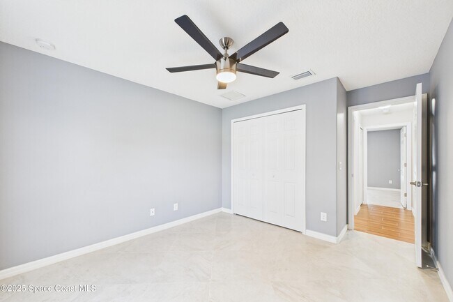 Building Photo - 1936 Gloria Cir