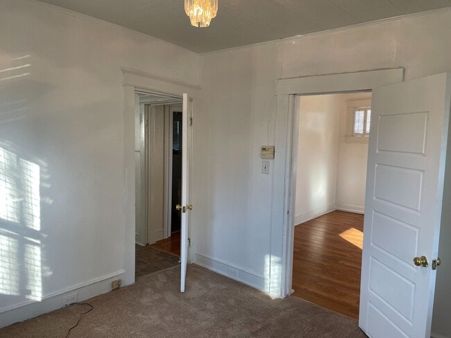 Building Photo - Charming older home close to downtown!