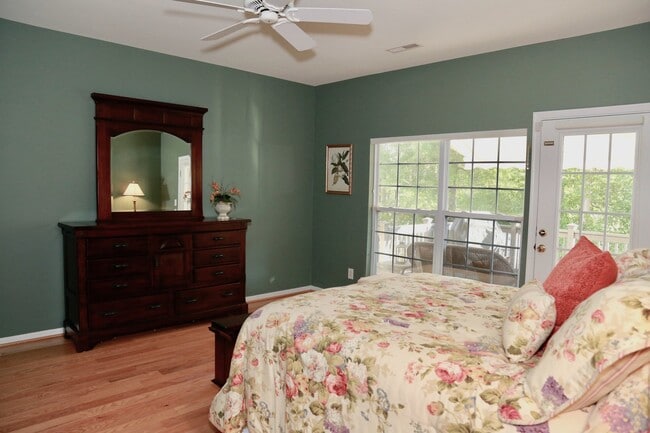 Building Photo - Available in August!  3 Bedroom 2 1/2 Bath...