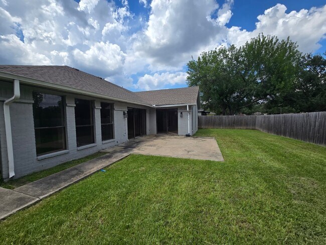 Building Photo - 610 Woodlake Cir