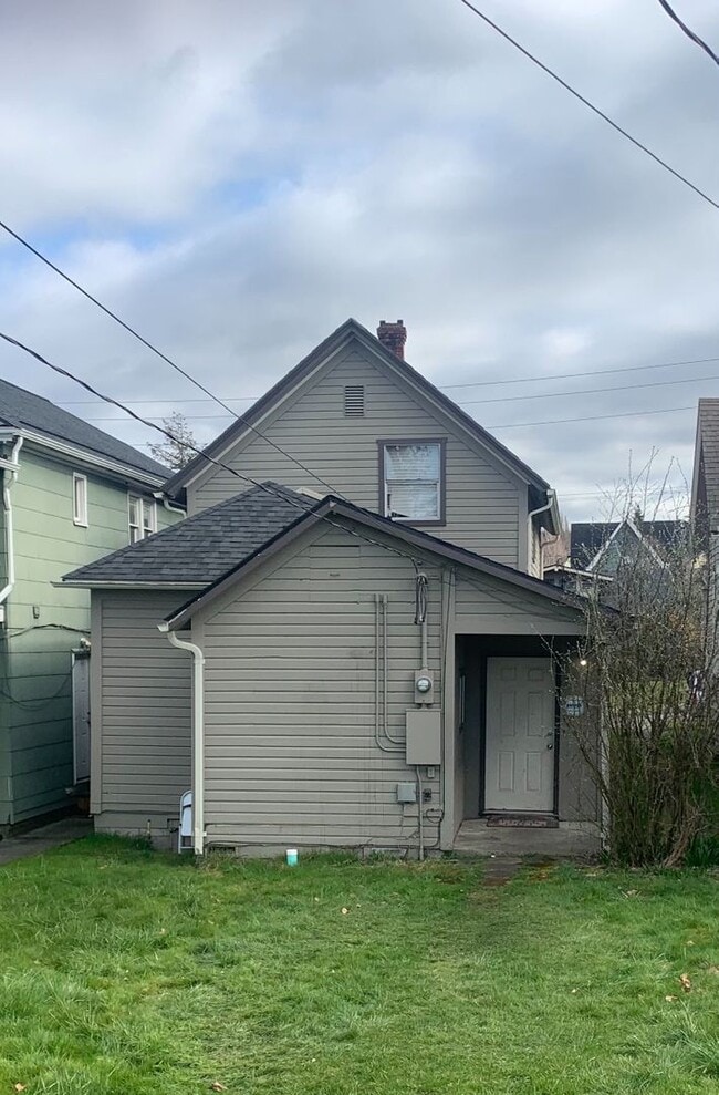 Building Photo - PRELEASING NOW! Available early September  2025 - 4 Bed/1.5 Bath