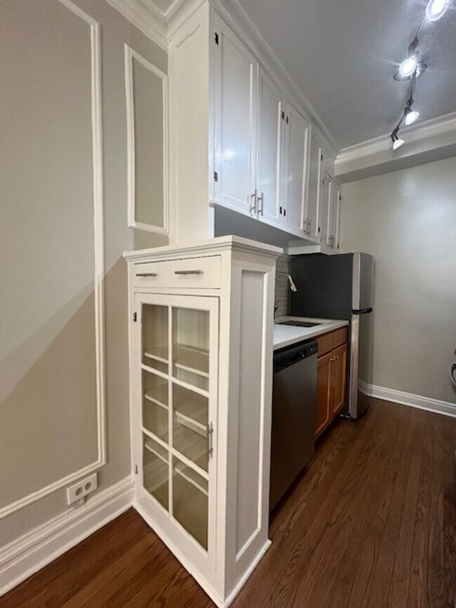 Building Photo - One Bedroom/One Bath in Historic Building ~ Heat Included ~ Cats Welcome