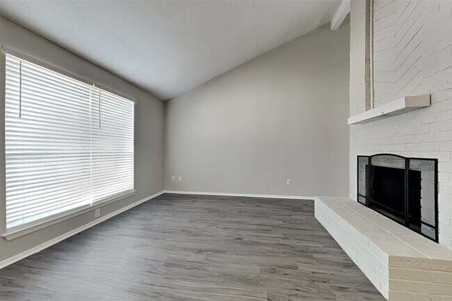 Building Photo - 21606 Crescent Heights St