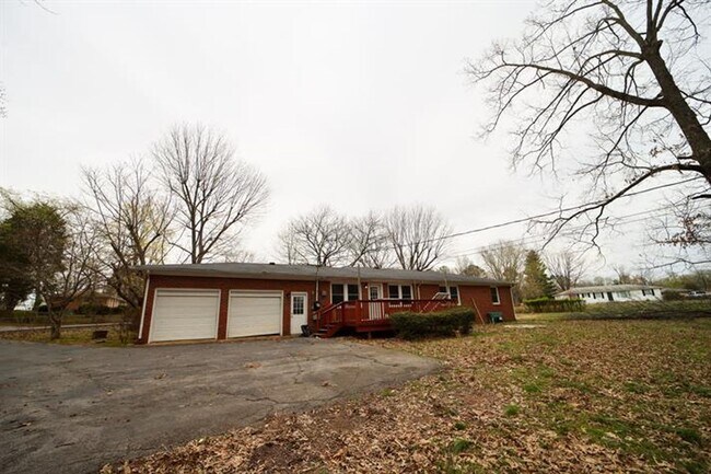 Building Photo - Charming Single-Story Home on a Spacious L...