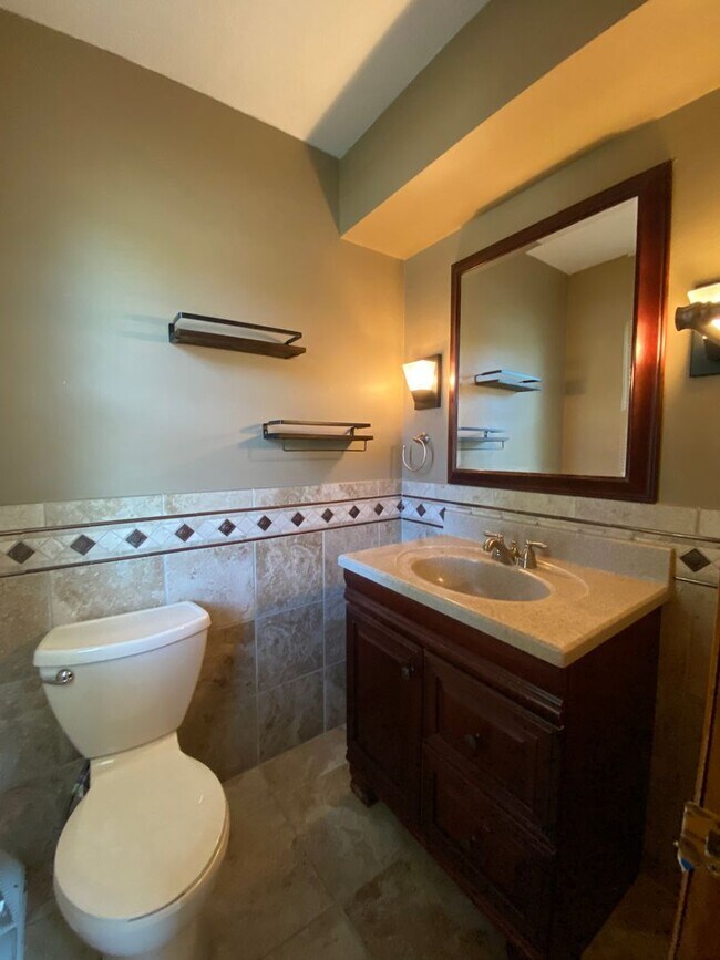 Building Photo - Huge Urbandale Home with Fenced In Back Yard!