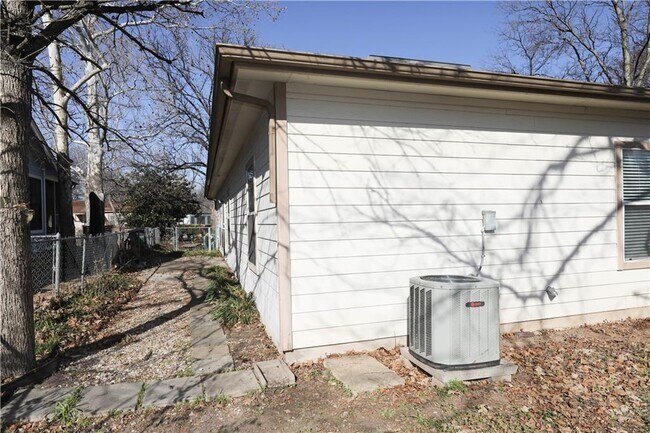 Building Photo - 611 Zennia St