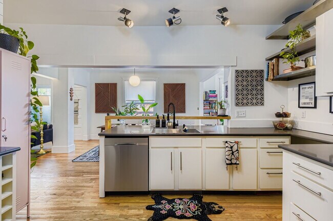 Building Photo - Charming 4-Bedroom Denver Home in West Hig...