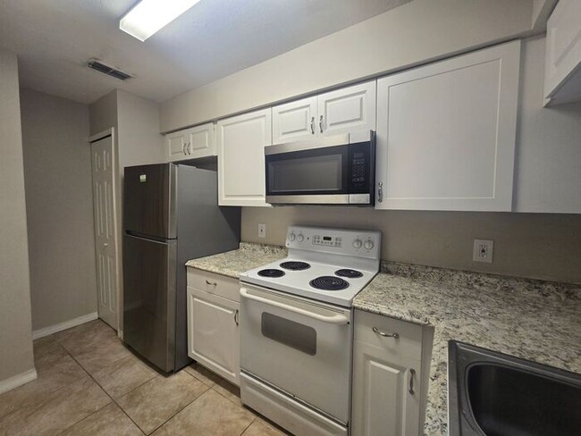 Building Photo - Second floor 2 bedroom, 2 bath condo in th...