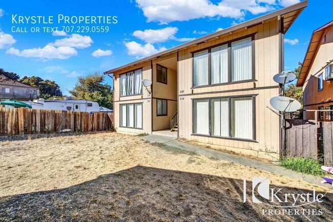 Building Photo - Spacious upstairs 3 bedroom unit