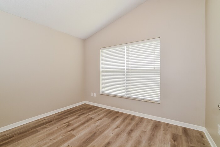 Building Photo - 578 Lancer Oak Dr