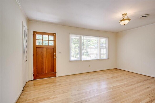Building Photo - 552 Whitehead Dr