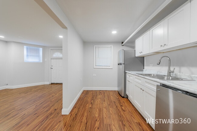 Building Photo - 666 E 50th Pl