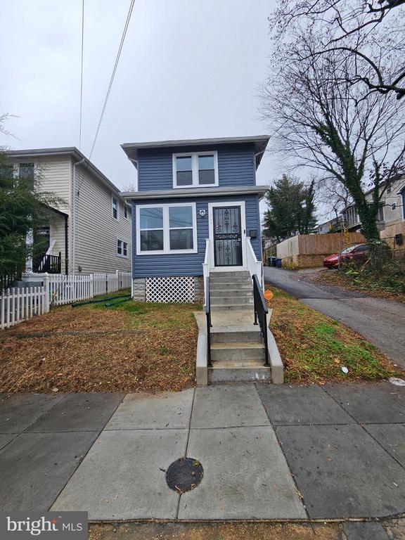 Building Photo - 909 45th Pl NE