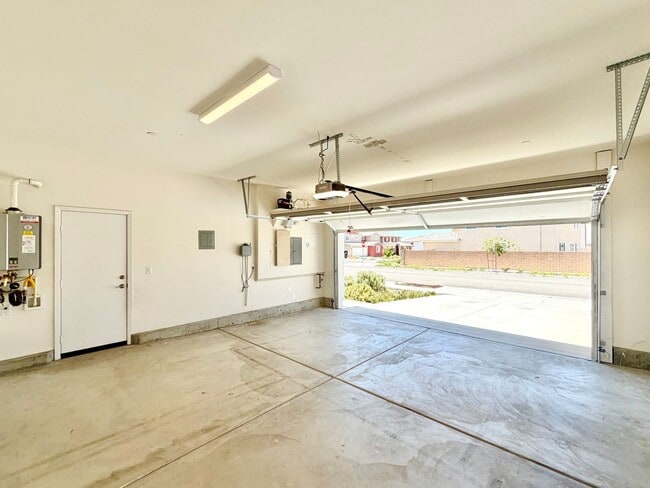 Building Photo - Move-In Ready 5 Bedroom Home with Solar & Large Loft
