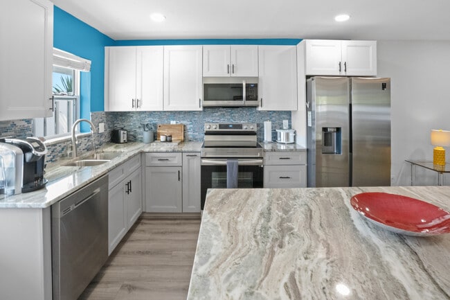 Building Photo - 2023 NE 15th Ave