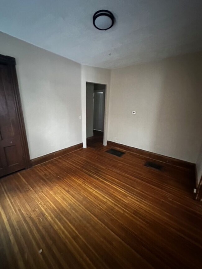 Building Photo - 207 Kenwood Ave