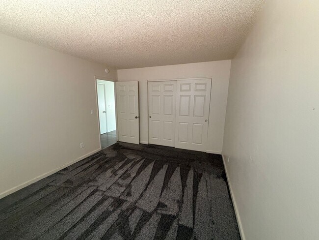Building Photo - Reno Duplex - 1 Pet Friendly, Garage, Dishwasher, Washer/Dryer Hookups, Central A/C