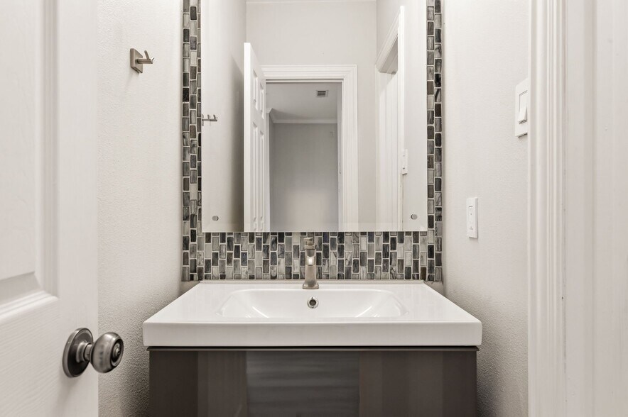 Building Photo - 10 Stonebriar Ct