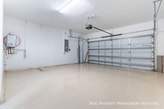 Building Photo - 15436 White Linen Dr