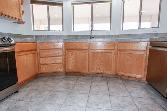 Building Photo - 4 Bedroom Home with 3 Car Garage in PV!