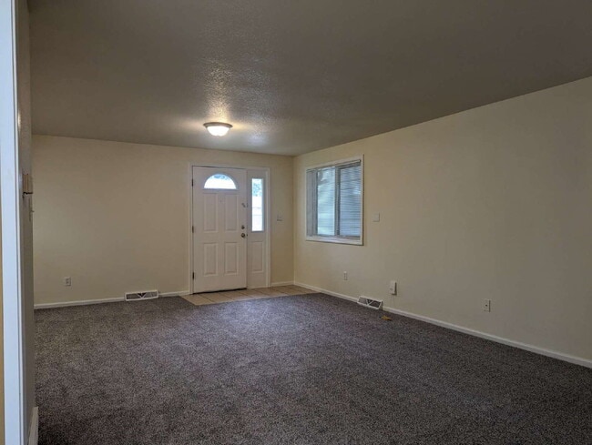 Building Photo - Two bedroom near Twin Peaks Golf Course!
